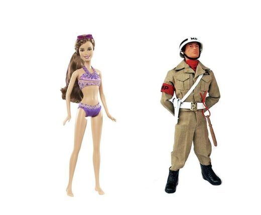 Dos muñecas sobre un fondo blanco: a la izquierda, una muñeca Barbie en bikini violeta y gafas de sol en la cabeza; a la derecha, una figura de acción vestida como un soldado de uniforme de la Segunda Guerra Mundial.
